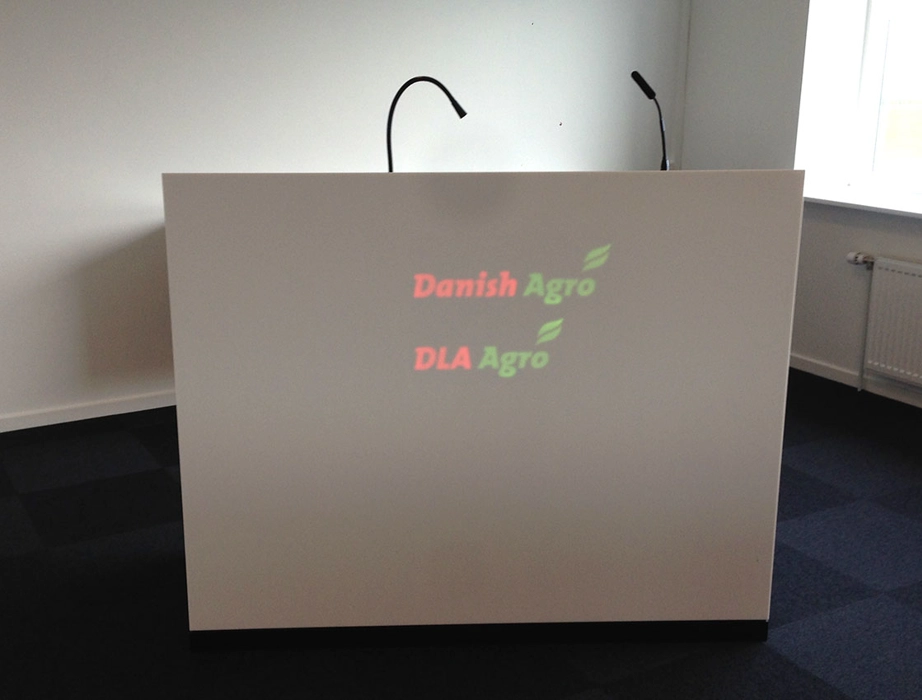 Talerstol udført i Hvid Dupont Corian med integreret logo, talerstolen er udført med integreret touch skærm. 