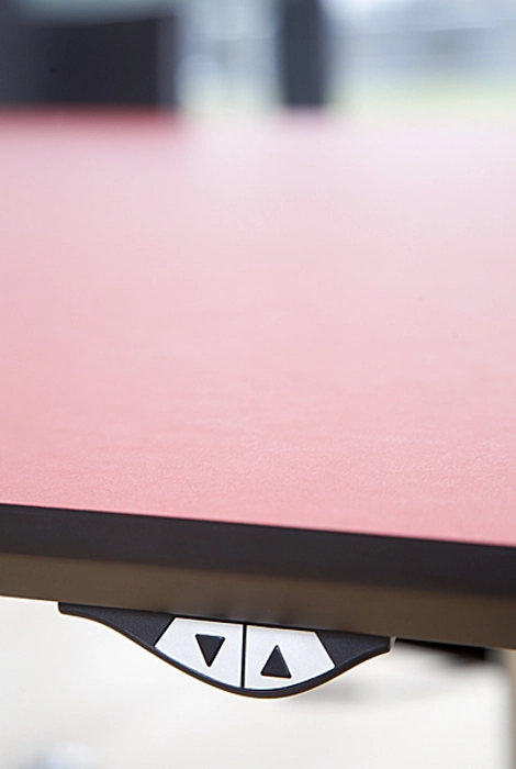 Mødebord med integreret logo, lavet med bordplade i linoleum og med  ilagt rustfri stål logo, understel med stålben.