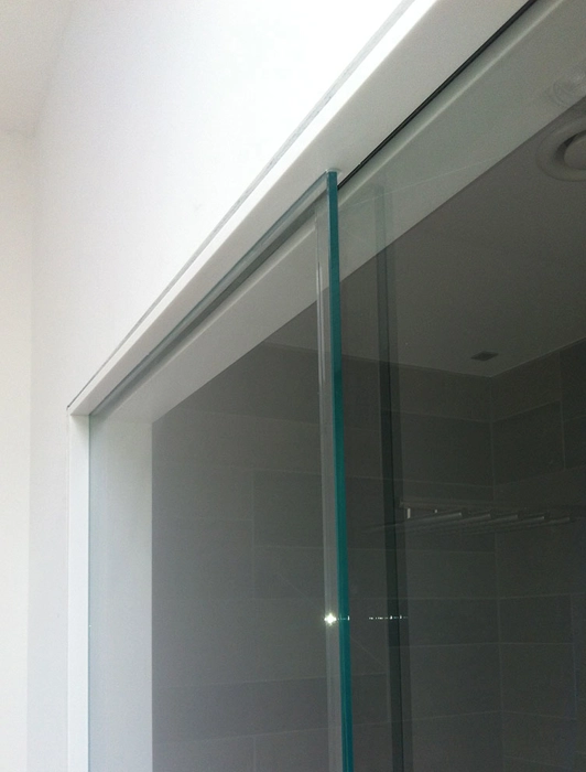 Transparent glas dør med smal Corian dørkarm 