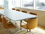 Mødebord, lavet med bordplade i linoleum, understel med stålben.