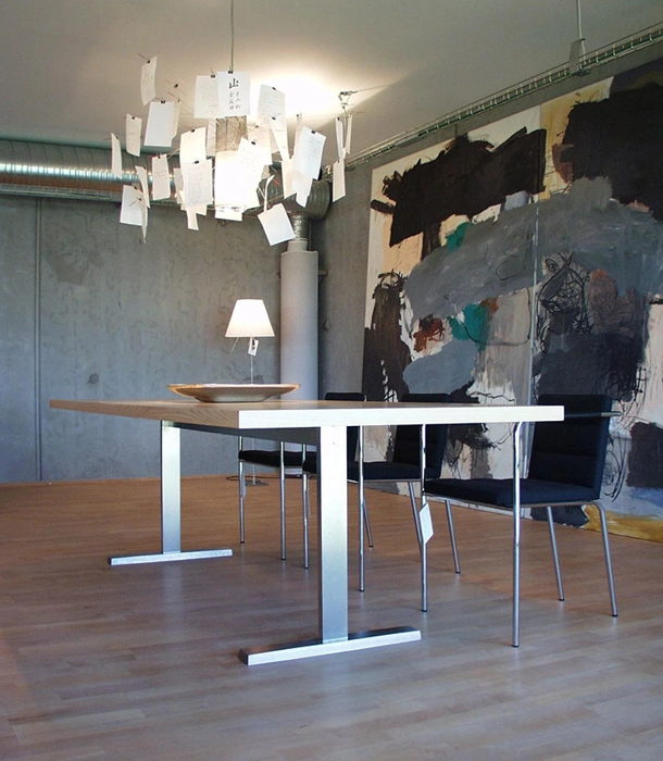 Mødebord udført i hvid olieret asketræ, bordet er med aluminiums stel.