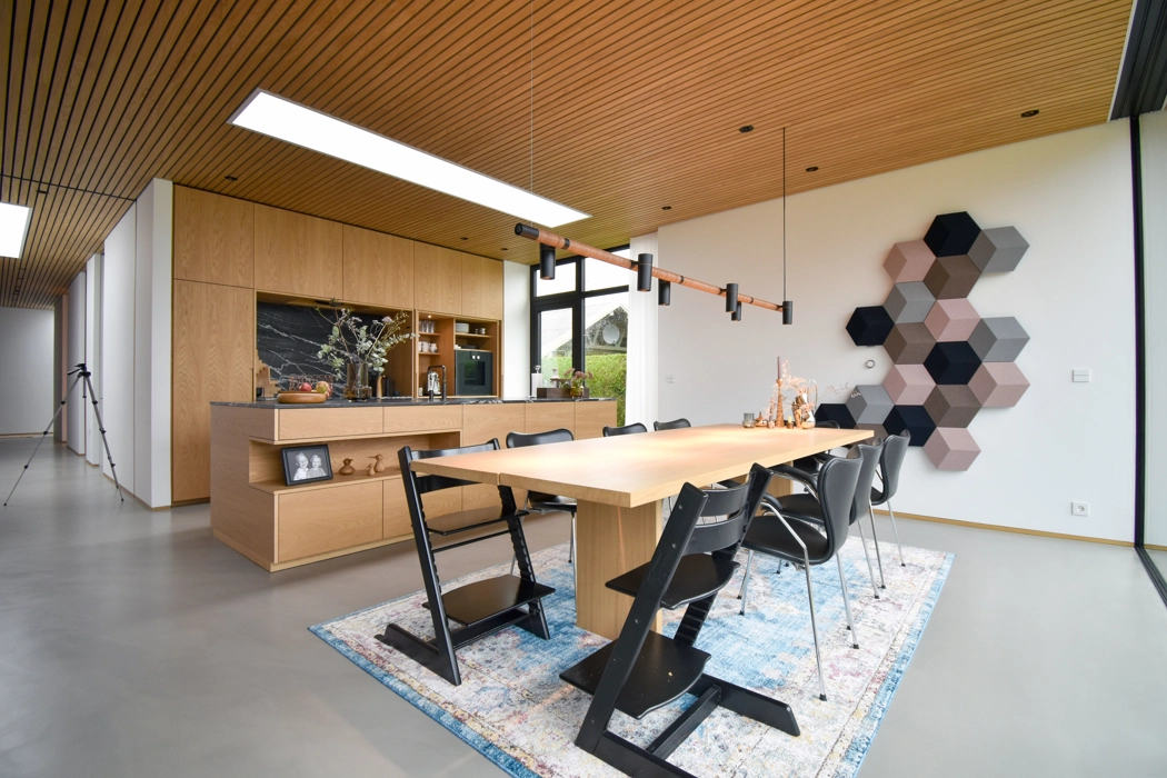 Snedkerkøkken og plankebord i matchende egetræ specialdesignet til kunden 